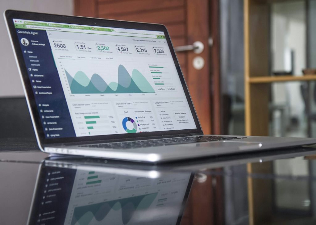 Notebook aberto com um painel de resultados e gráficos de desempenho