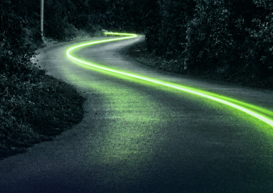 Estrada com um rastro de luz verde, ilustrando o funil de vendas